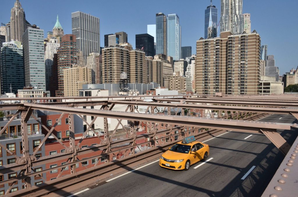 New York - Taxi jaune sur pont de Brooklyn