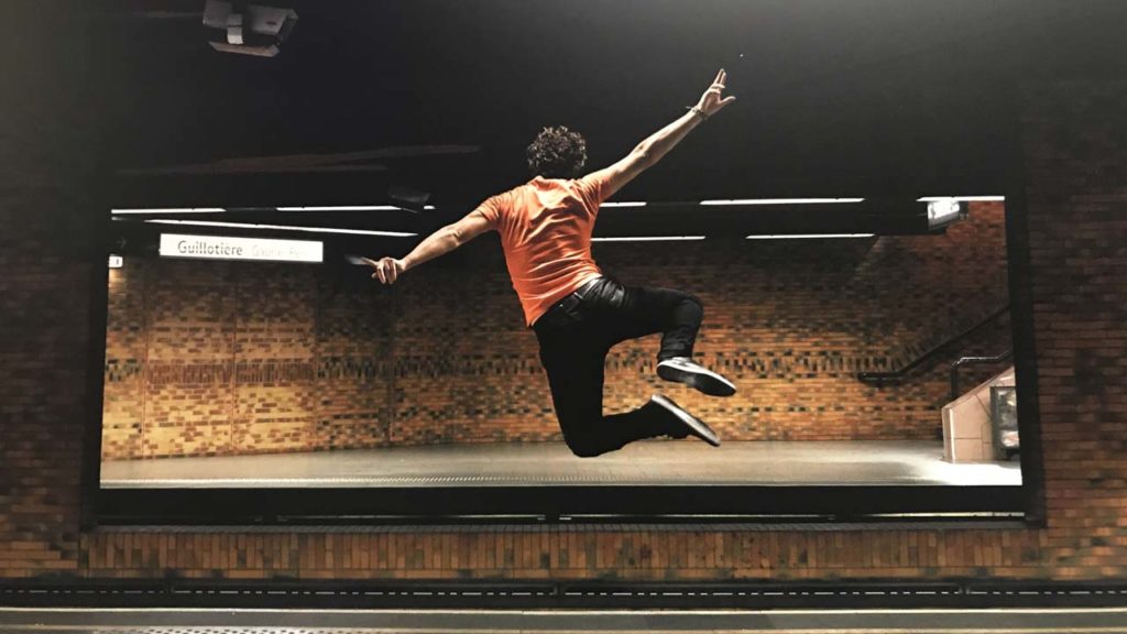 Un danseur saute d'une station non identifiée