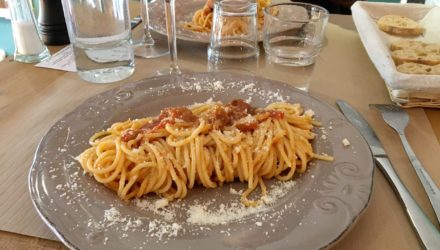 Spaghetti avec caponata et scamora fumée