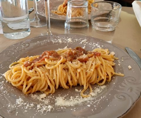 Spaghetti avec caponata et scamora fumée