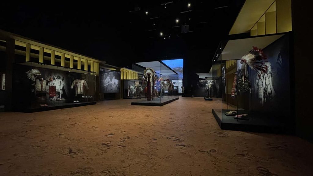 Grande salle présentant costumes, armes et histoire des spectacles Buffalo Bill