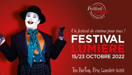 Affiche du Festival Lumière 2022 - le joker du Batman de Tim Burton prend la pose