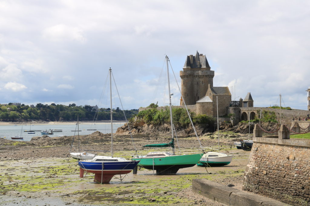 Saint-Malo 2023 - Vue à marée basse sur la Tour Solidor et des bateaux émergés