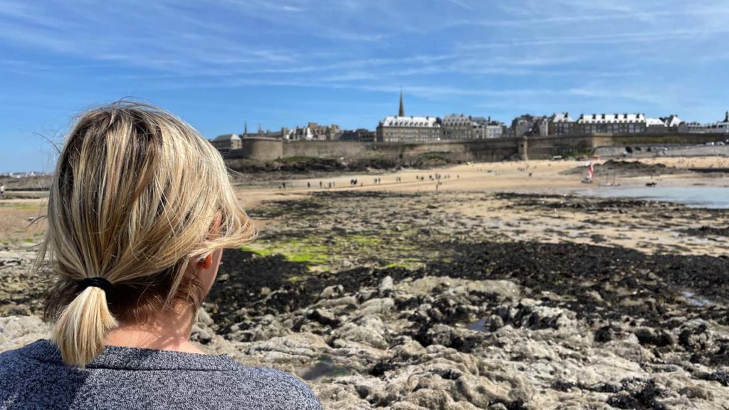 Saint-Malo 2023 - Une fille contemple la ville de loin