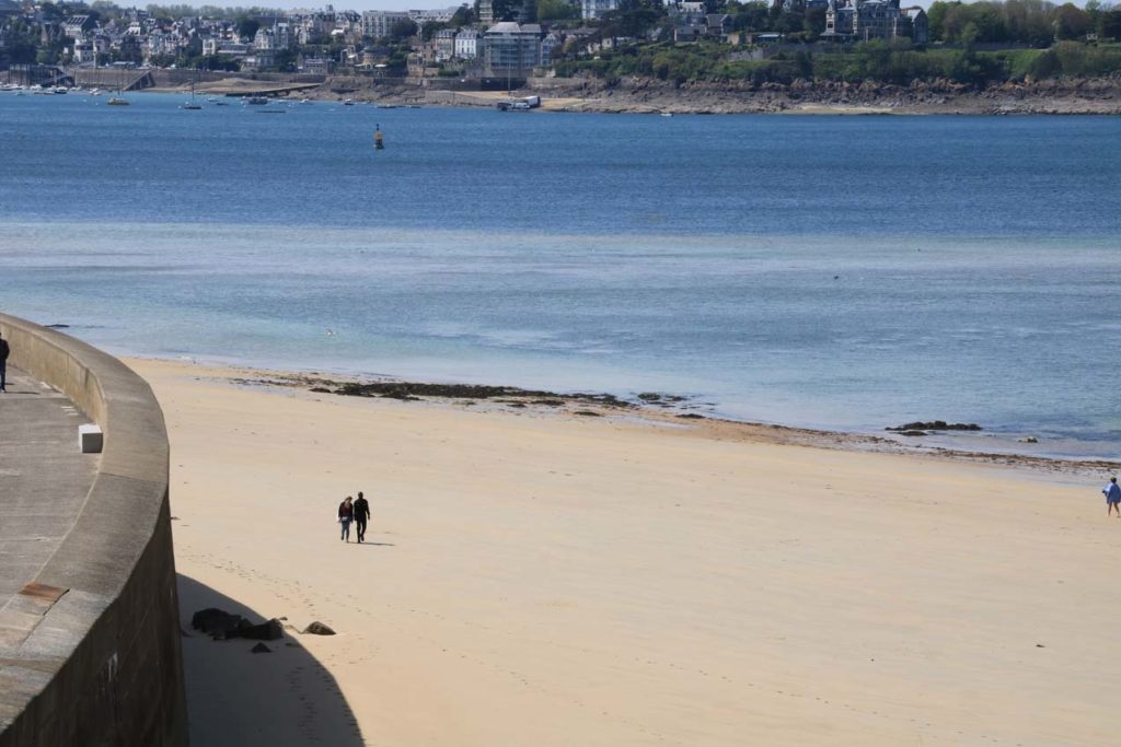 Saint-Malo 2023 - Un couple se promène sur la plage