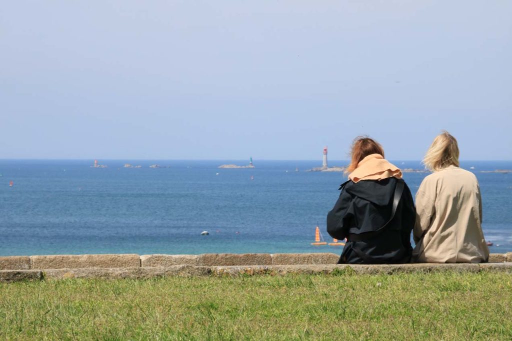 Saint-Malo 2023 - Deux femmes regardent au loin vers la mer